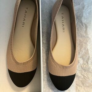 Tahari Naples Women's Camel and Black Flats 7.5